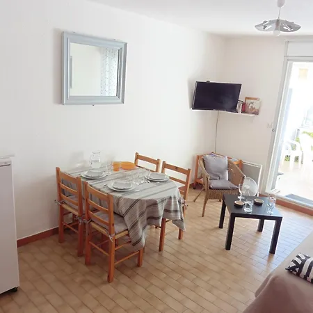 Joli 2 Pièces à 200m Des Plages Avec Terrasse Et Parking - Fr-1-338-163 *