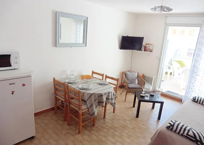 Joli 2 Pièces à 200m Des Plages Avec Terrasse Et Parking - Fr-1-338-163 *